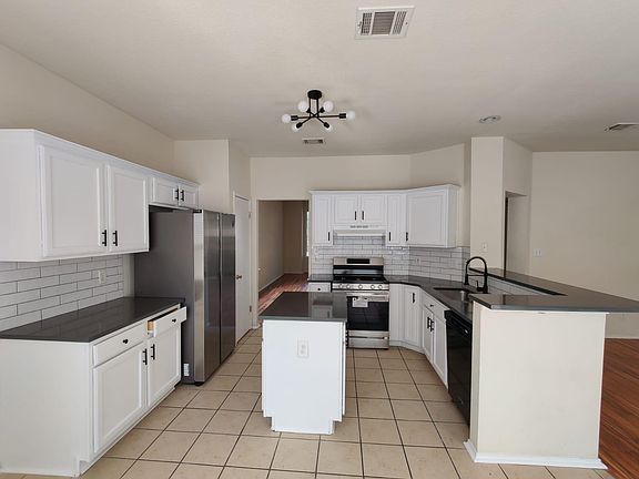 5th image of 704 Hilltop Dr