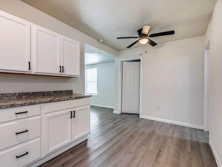 Elmwood Triplex — Photo 13