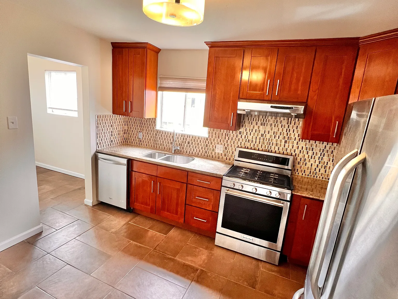 3 bed, 1.5 bath, 1100 sqft, $3,800 — Photo 2