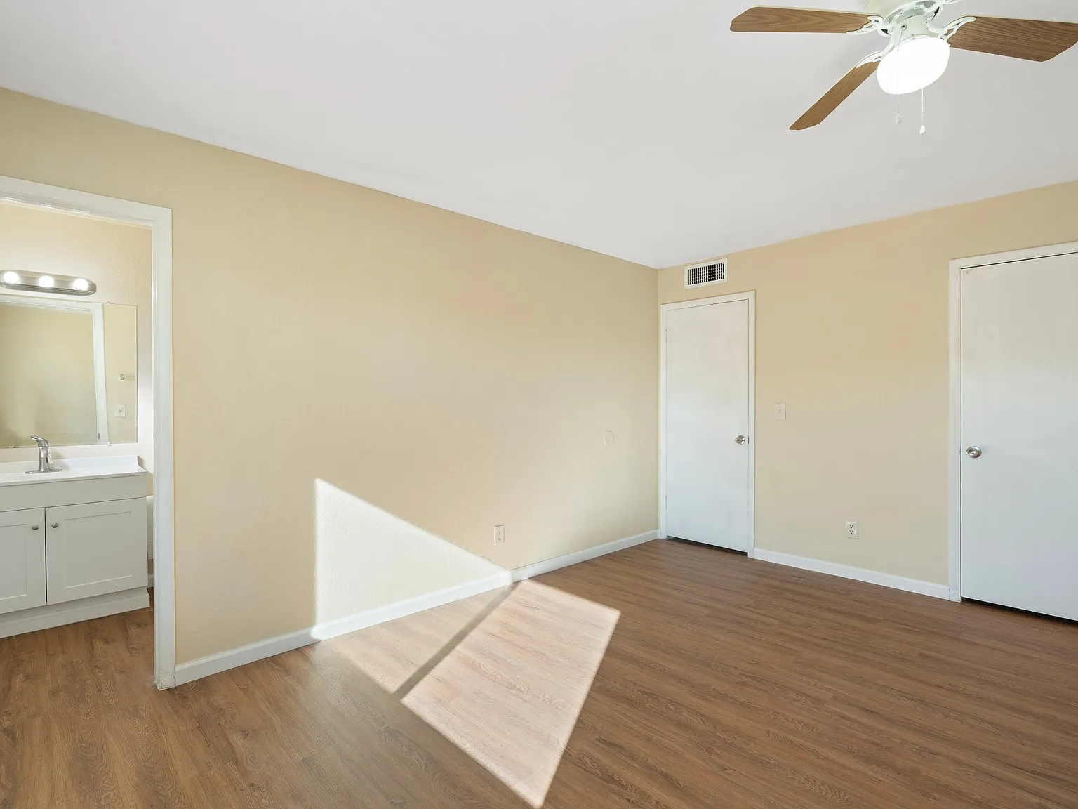 3 bed, 1400 sqft, $2,000 — Photo 2
