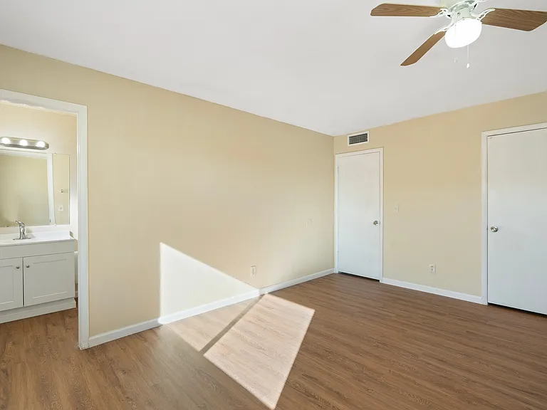 4043 W Sweetwater Ave — Photo 2