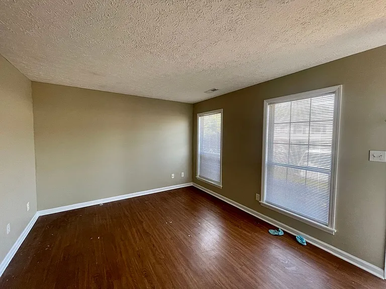 1450 Ashbourne Dr — Photo 2