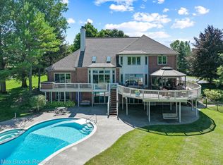 582 Shrewsbury Dr, Clarkston, MI 48348
