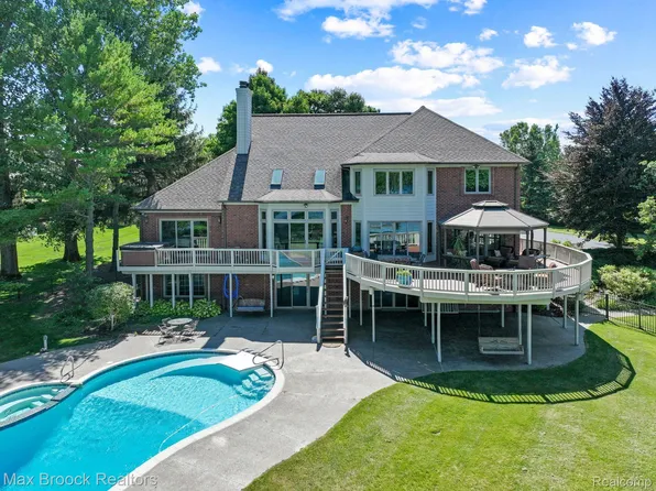 582 Shrewsbury Dr, Clarkston, MI 48348