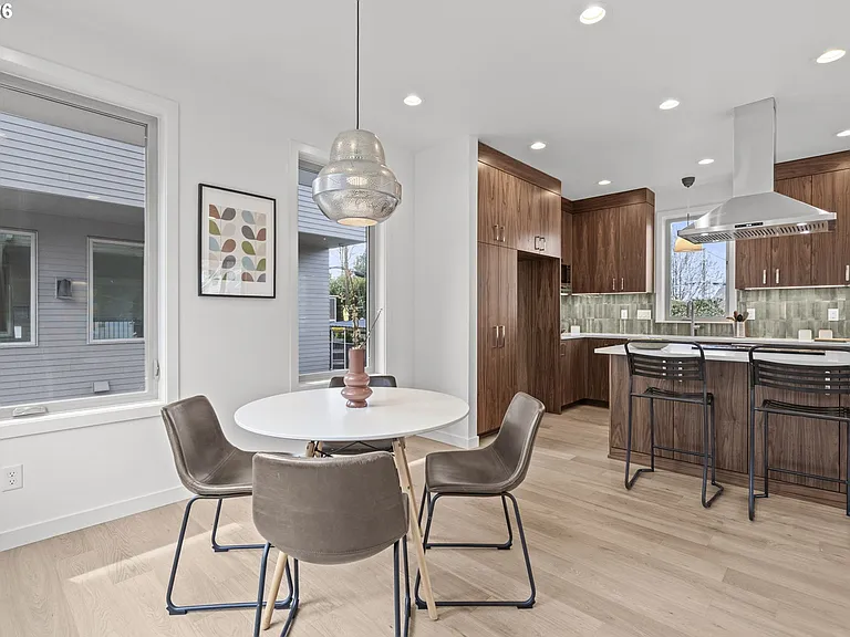 5353 SE Stark St — Photo 8