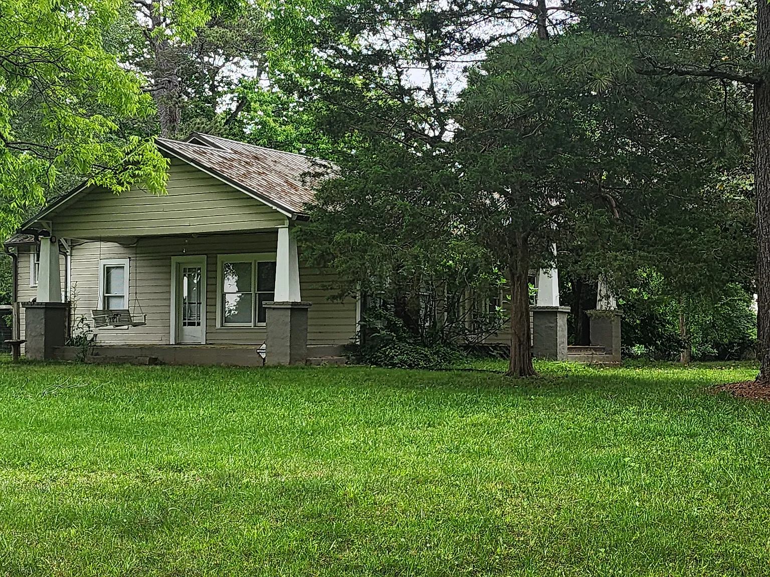 211 E Walnut St — Photo 2