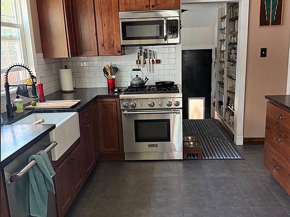 4th image of 4870 Perry St