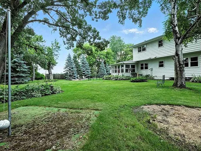 900 Woodview Dr — Photo 3