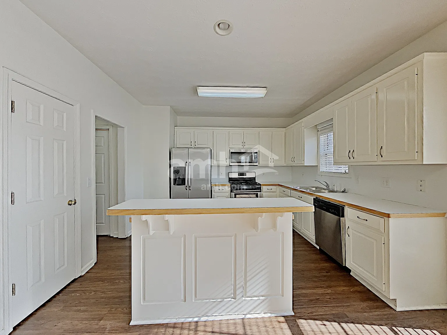3 bed, 2.5 bath, 2170 sqft, $2,420 — Photo 3