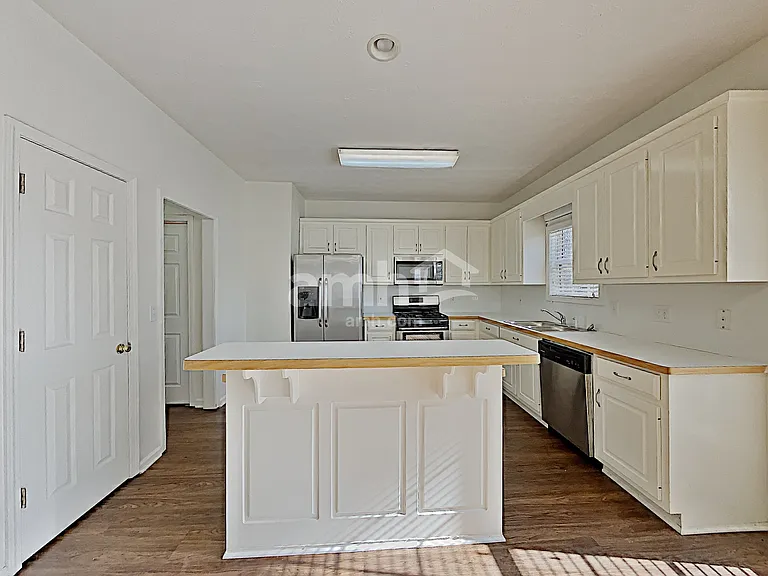 1045 Fieldstone Dr — Photo 3