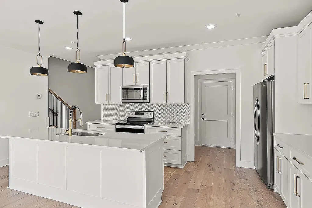 3 bed, 2.5 bath, 2226 sqft, $2,100 — Photo 3