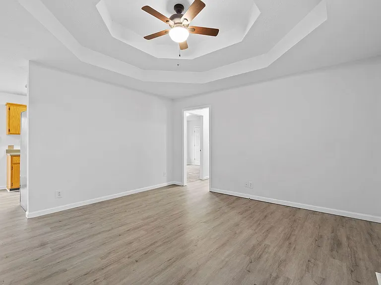 941 Crabapple Ln — Photo 4