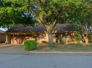 6303 Willow Springs Dr, Arlington, TX 76001