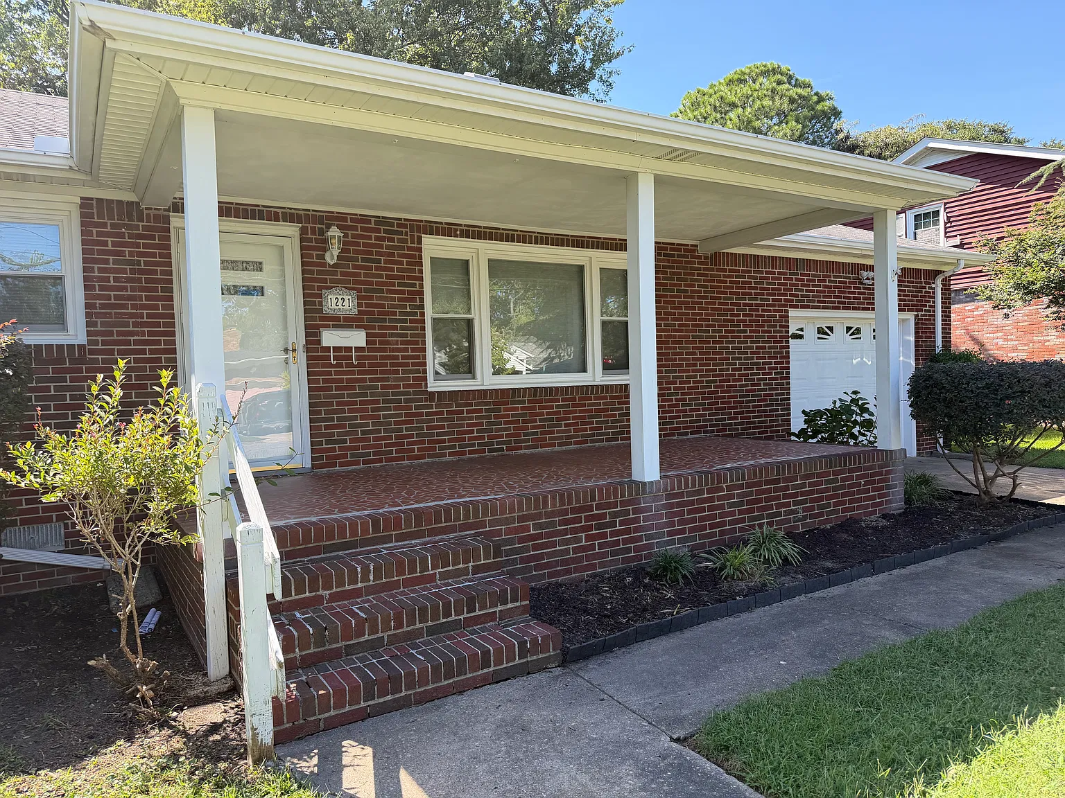 3 bed, 1300 sqft, $2,400 — Photo 2