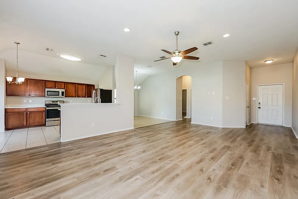 3 bed, 2.0 bath, 1650 sqft, $2,110 — Photo 4