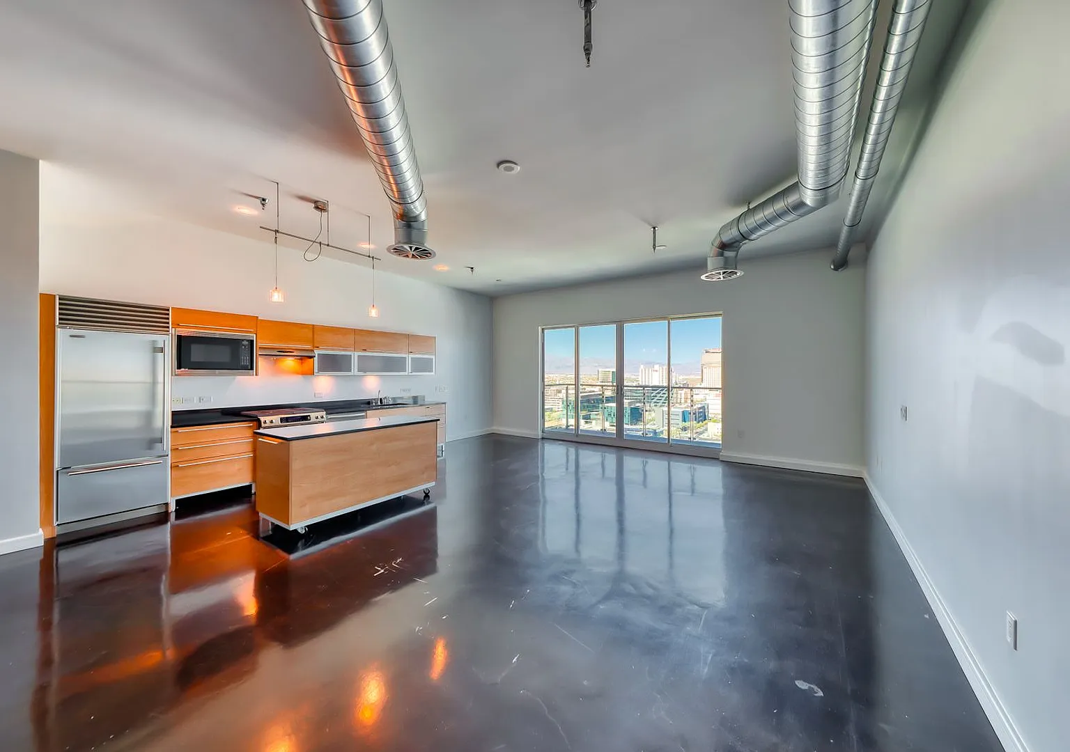 loft style studio on 17th floor — Photo 4