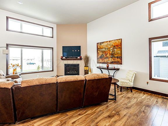 5th image of 174 33rd Ave E