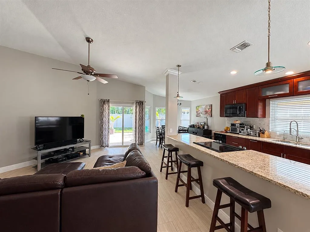 3 bed, 2.0 bath, 1691 sqft, $2,550 — Photo 3