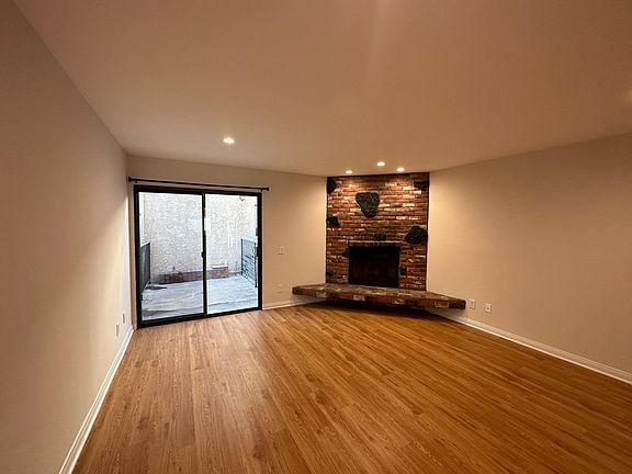 3rd image of 557 E Tujunga Ave APT D