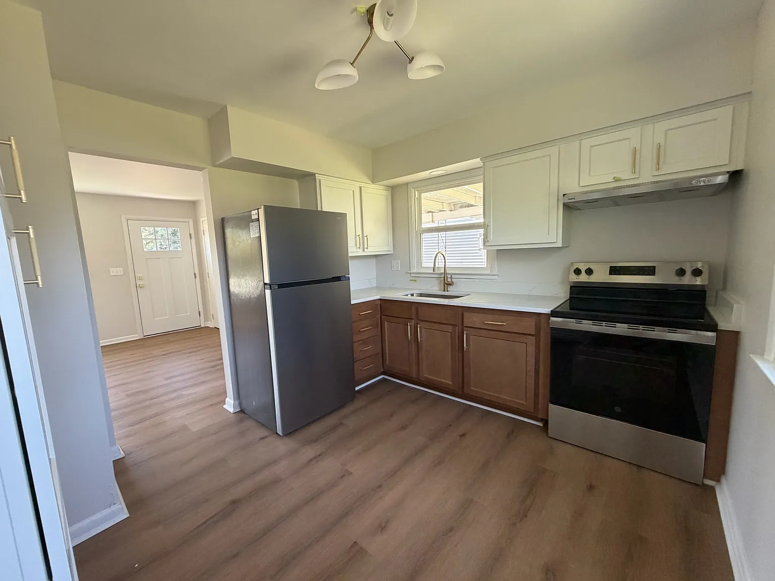 3 bed, 947 sqft, $1,745 — Photo 2