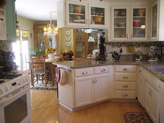 Kitchen w/ granite counters