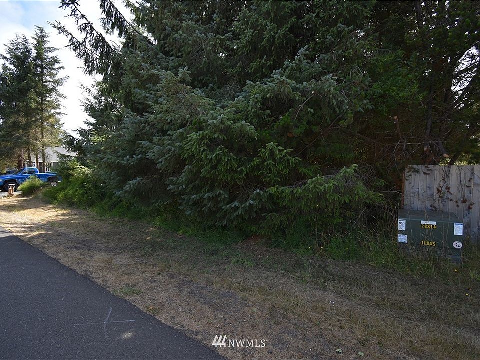 1st image of 767 Island Cir SE