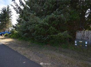 767 Island Cir SE, Ocean Shores, WA 98569