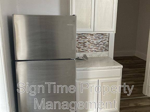 4th image of 216 N Locust St #1
