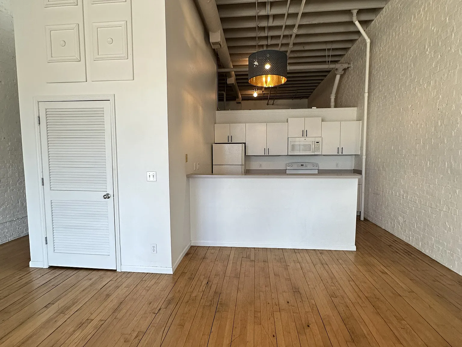 1 bed, 1000 sqft, $1,300 — Photo 3