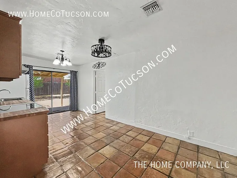 4564 E Seneca St — Photo 11