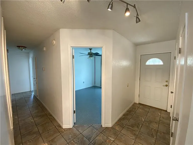 1122 Rhonda Lee St — Photo 23