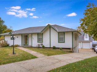 1911 SW Skyline Dr, Blue Springs, MO 64015