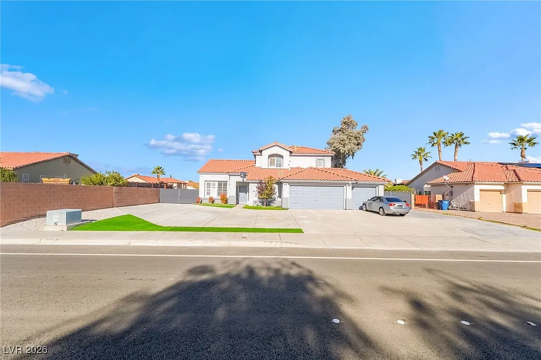 4 bed, 3.0 bath, 2426 sqft, $3,500 — Photo 2