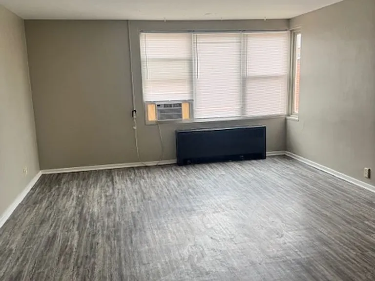 Knoxville Manor — Photo 8