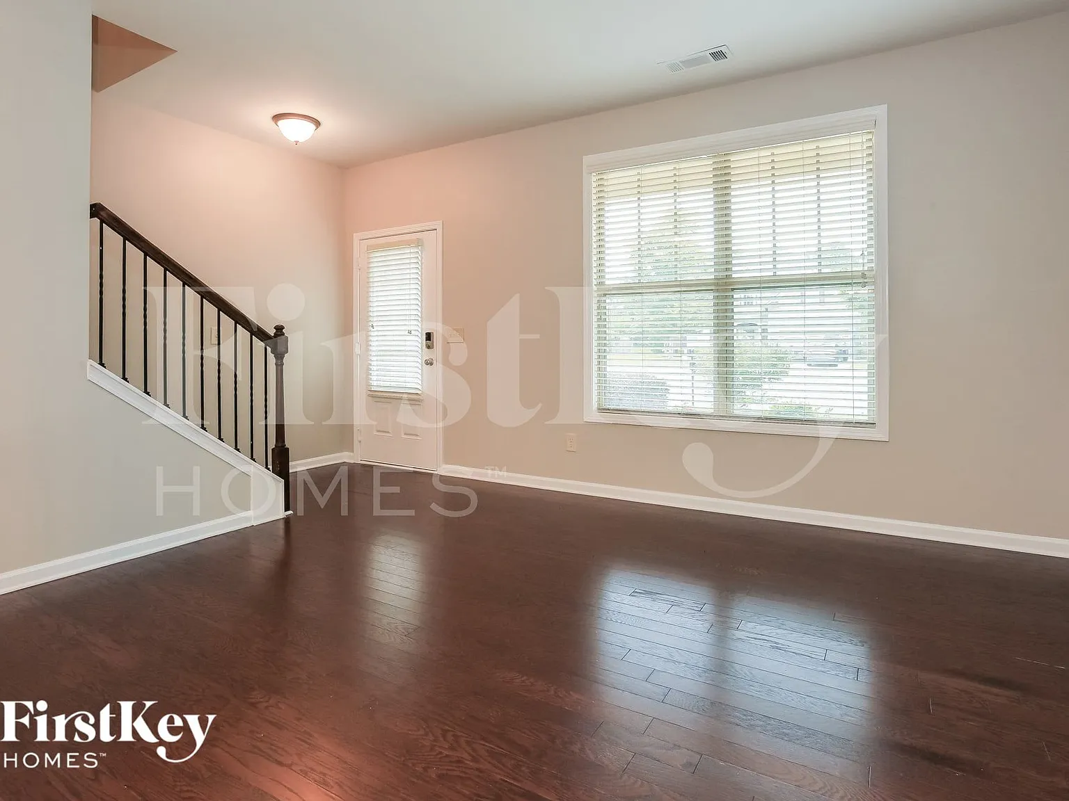 5 bed, 2.5 bath, 3068 sqft, $3,360 — Photo 2