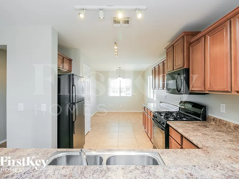 18582 W Vogel Ave — Photo 7