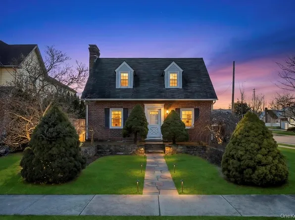 345 Plainfield Street, Westbury, NY 11590