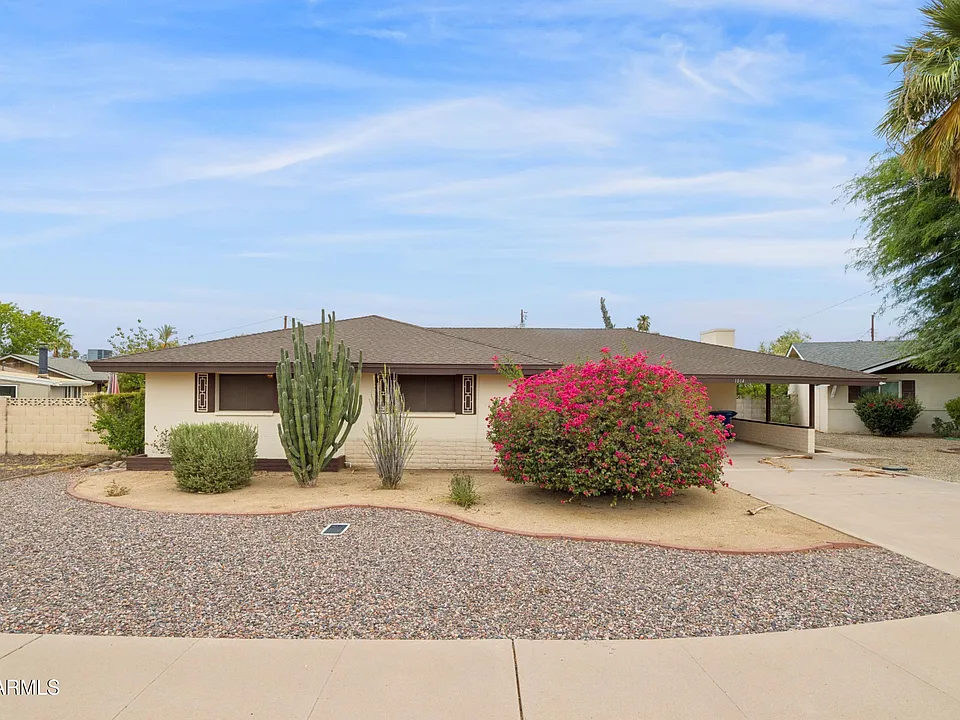 1014 E Balboa Cir