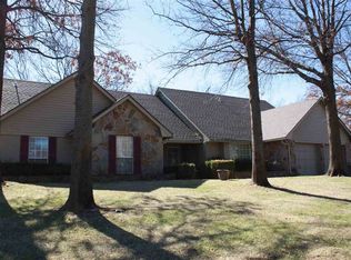4017 Country Club Dr, Enid, OK 73703