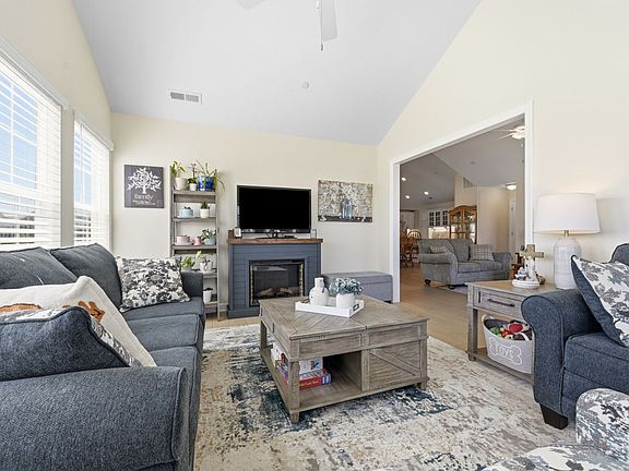 4th image of 1042 Forest Oaks Dr