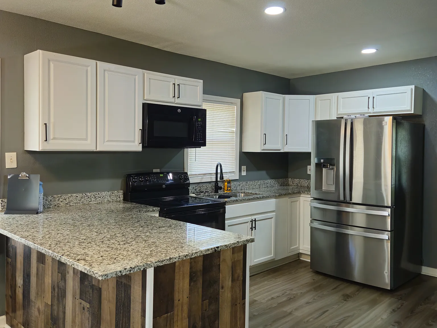 3 bed, 809 sqft, $1,300 — Photo 3