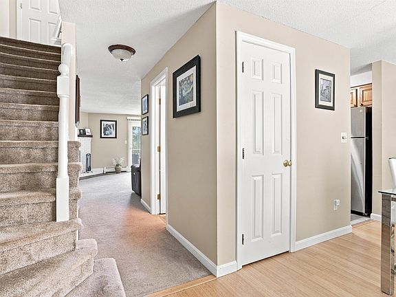 3rd image of 11 Meadowview Circle