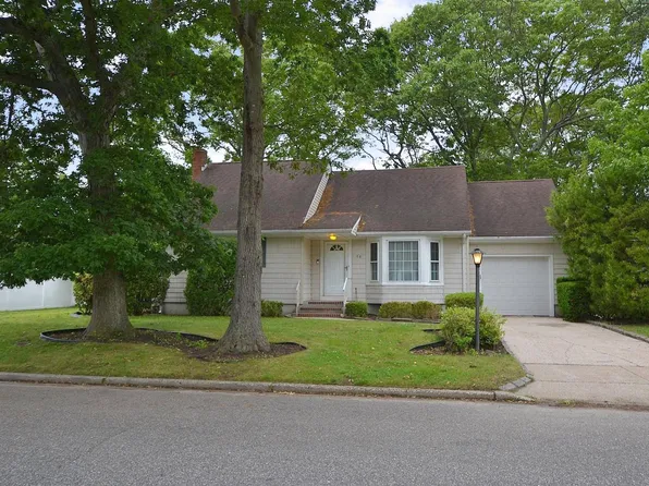 78 Avenue E, Holbrook, NY 11741
