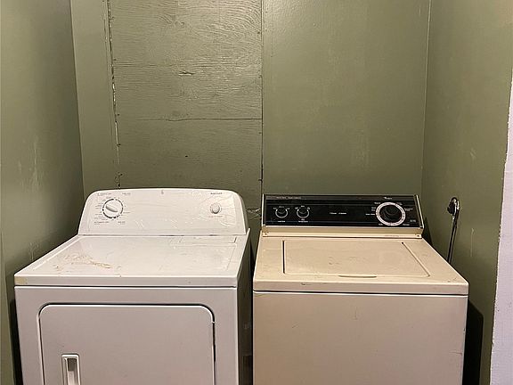 Washer and dryer included!>