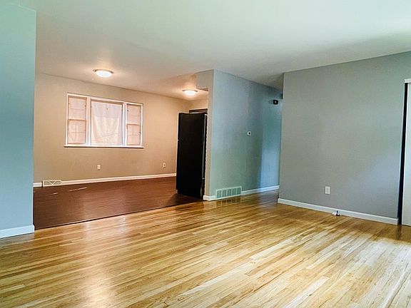 3rd image of 12 Edward Ct