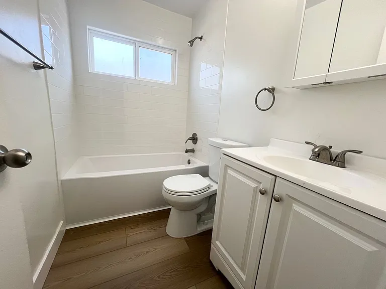 Bright 2 bed 1 bath in Pacific Beach — Photo 9