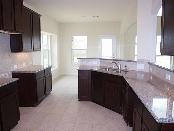 5th image of 806 Brushfield Ct