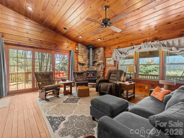 250 Creekside Dr, Maggie Valley, NC 28751