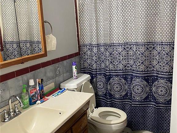 4th image of 40 Laura Ln