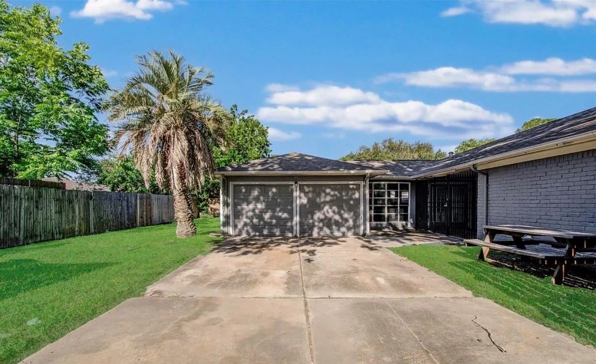 3 bed, 2.0 bath, 1842 sqft, $2,200 — Photo 4